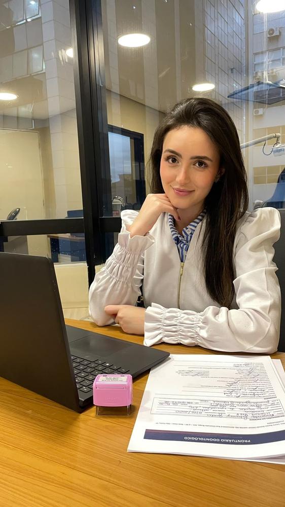 Dra. Laura Nunes Osinski em consultório